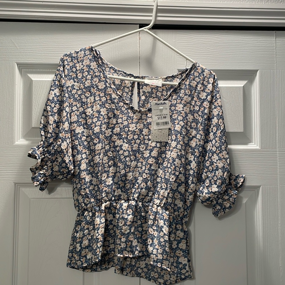 Flower blouse, elastic sleeves and cinched waste